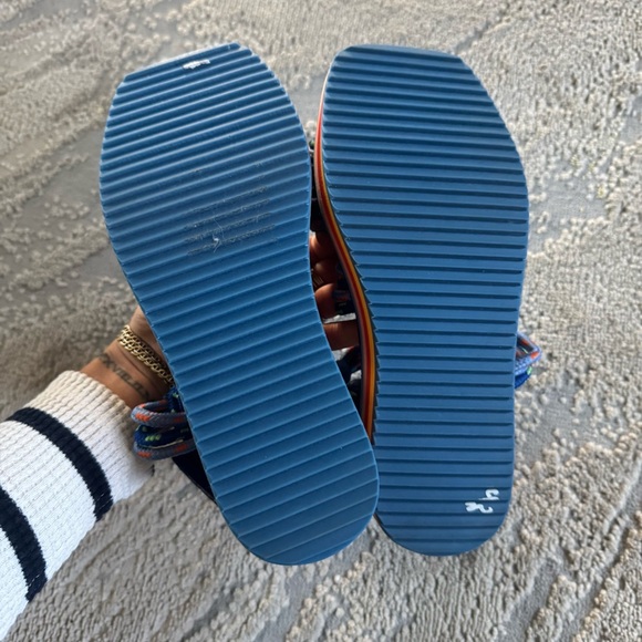 Farm Rio Blue Macaw rainbow Platform Sandals tropical cross cross straps Size 6 - Picture 8 of 12